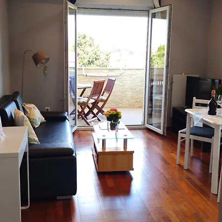 16498b Apartment